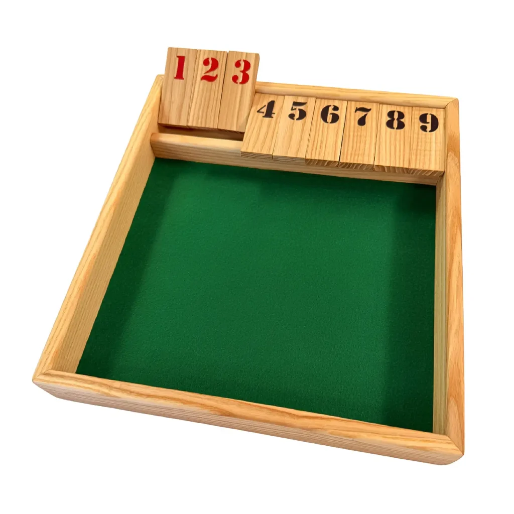Handgemachtes Shut-the-Box Spiel aus Holz mit grüner Filzauflage, gefertigt in der Holzwerkstatt der Stiftung 50plus in Schaan.