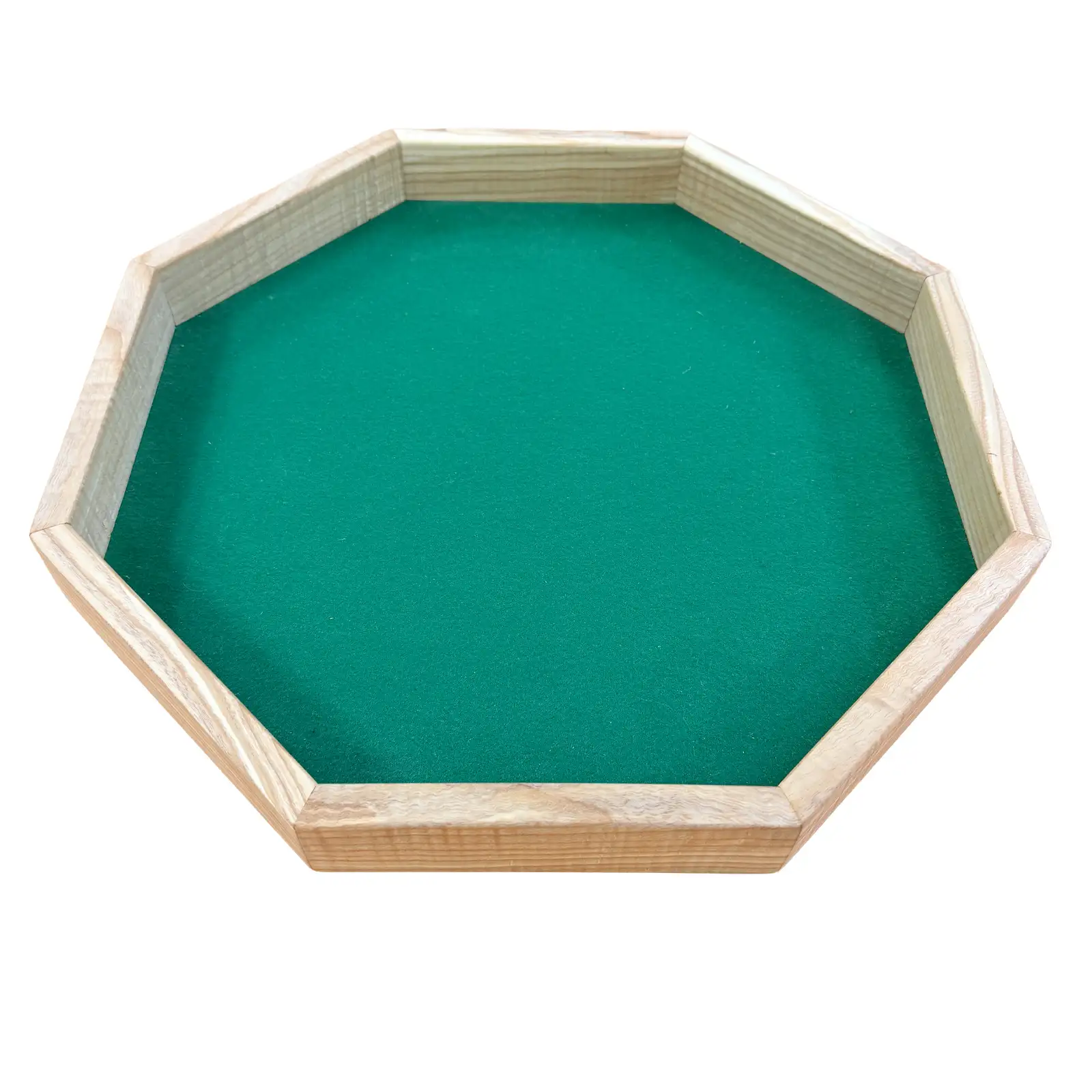 Achteckiges Würfelbrett aus Holz mit grünem Filzbelag auf weißem Hintergrund. Stiftung 50 Plus.